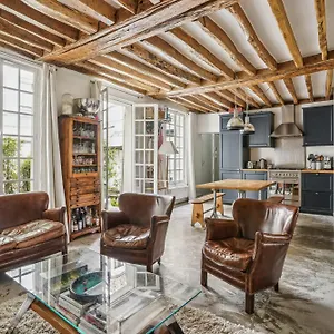 Maison Rustique En Plein 17eme , Paris France